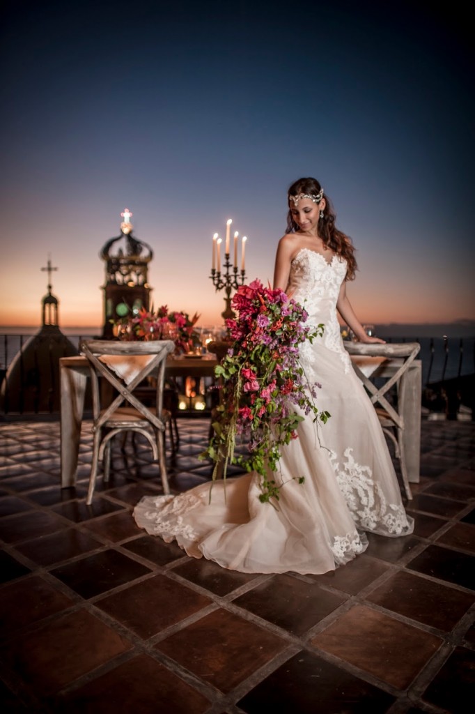 Tu boda en Puerto Vallarta Floreria Ramo de novia en cascada por Eder Flores